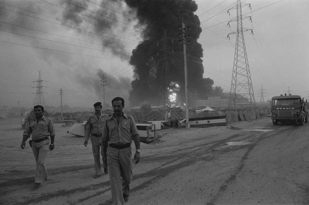 Vue de la centrale thermique de Bagdad en feu après un bombardement par des chasseurs de l'armée iranienne le 30 septembre 1980, Irak.
