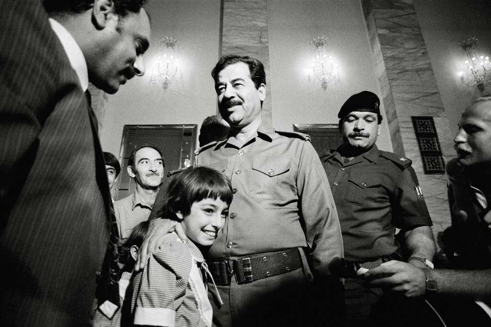 Saddam Hussein reçoit des donateurs d'or, ceux qui font don de leur fortune pour soutenir l'effort de guerre durant le conflit avec l'Iran le 15 octobre 1983 à Bagdad, Irak.