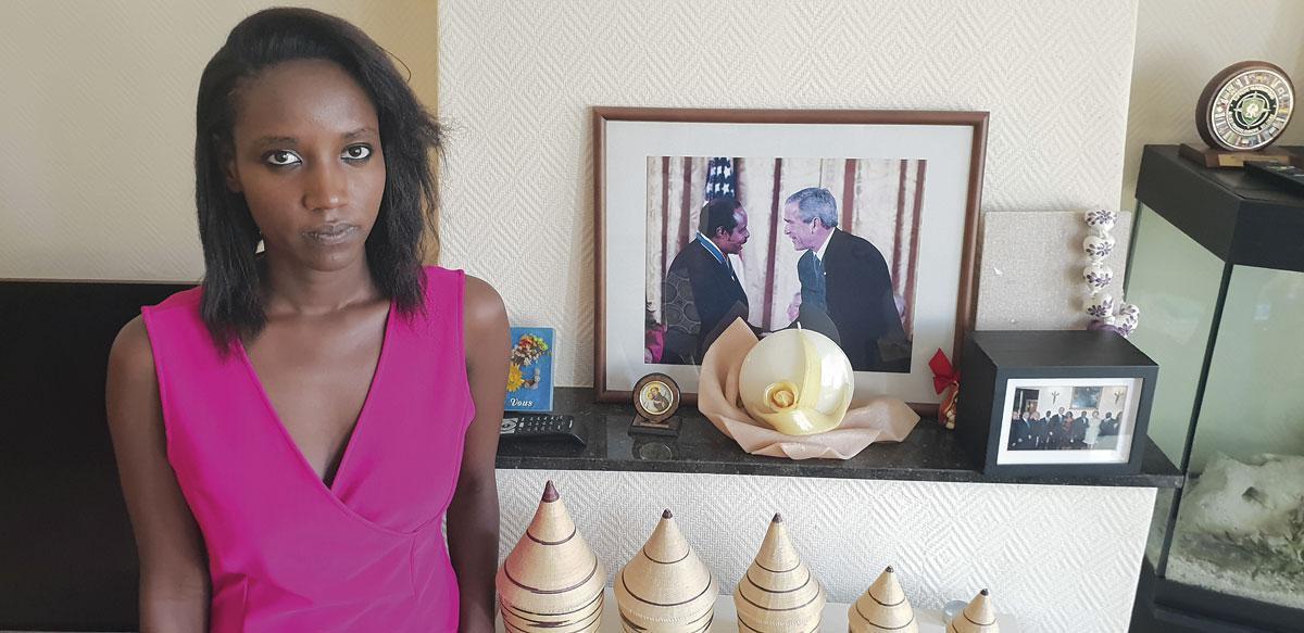 Carine Kanimba, à côté d'une photo de son père décoré en 2005 par le président Bush : 