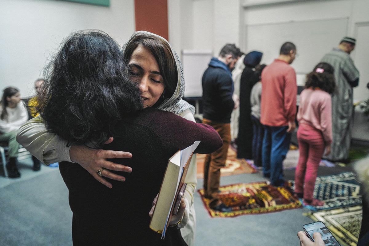 Depuis février 2020, Kahina Bahloul dirige la prière à la mosquée Fatima, à Paris, devant des assemblées mixtes.