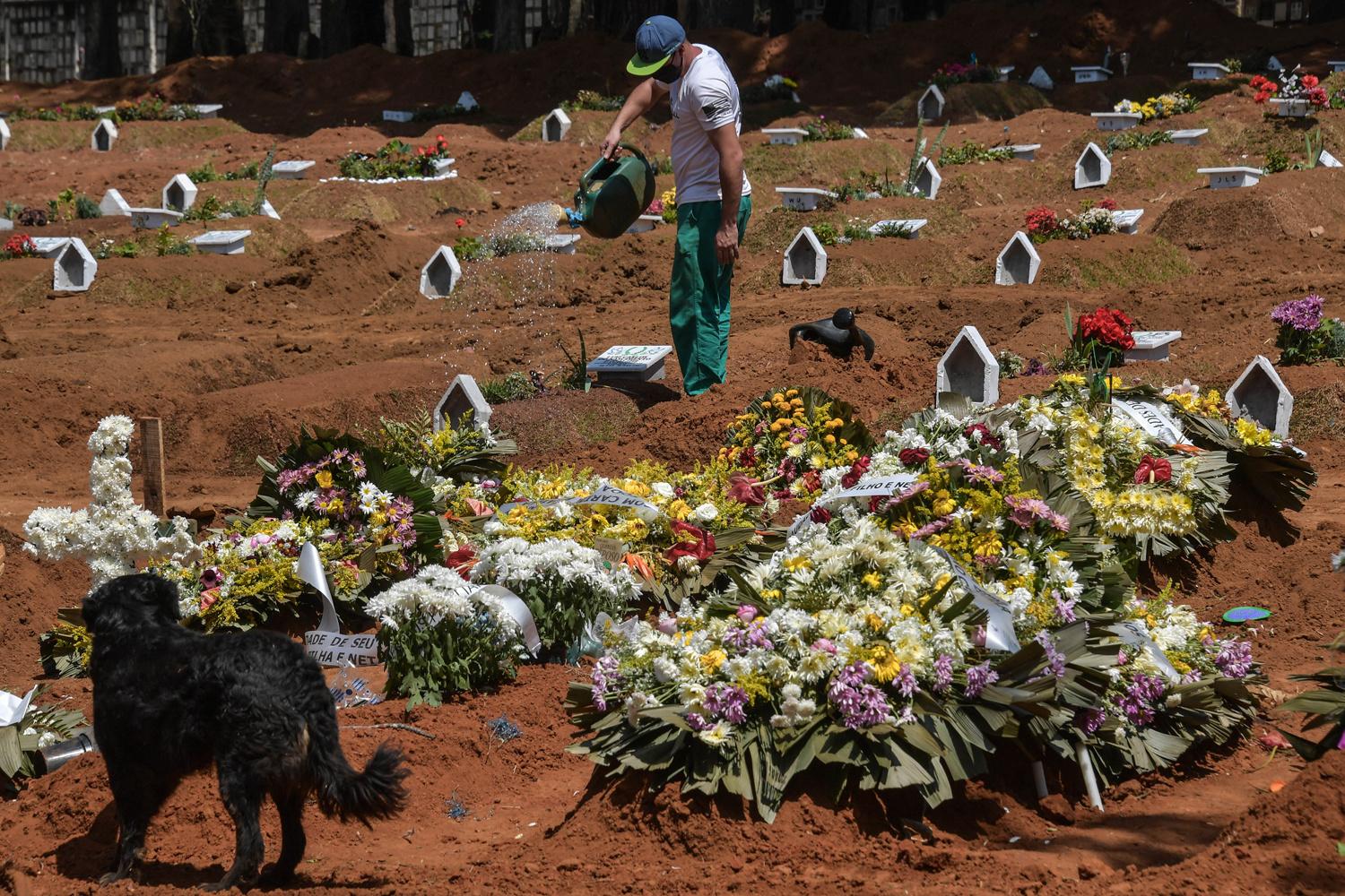 Un cimetière de personnes décédées du coronavirus à Sao Paolo.