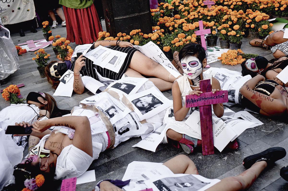 Le 1er novembre, le Mexique célèbre ses morts. Bravant la pandémie, différents collectifs féministes et proches de victimes ont saisi l'occasion de ce 