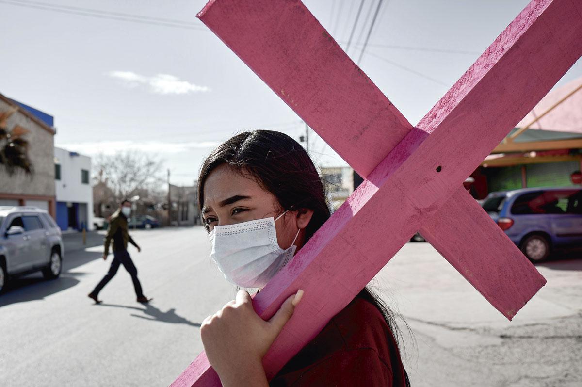 Mariana, 13 ans, porte la croix rose symbolisant les féminicides.
