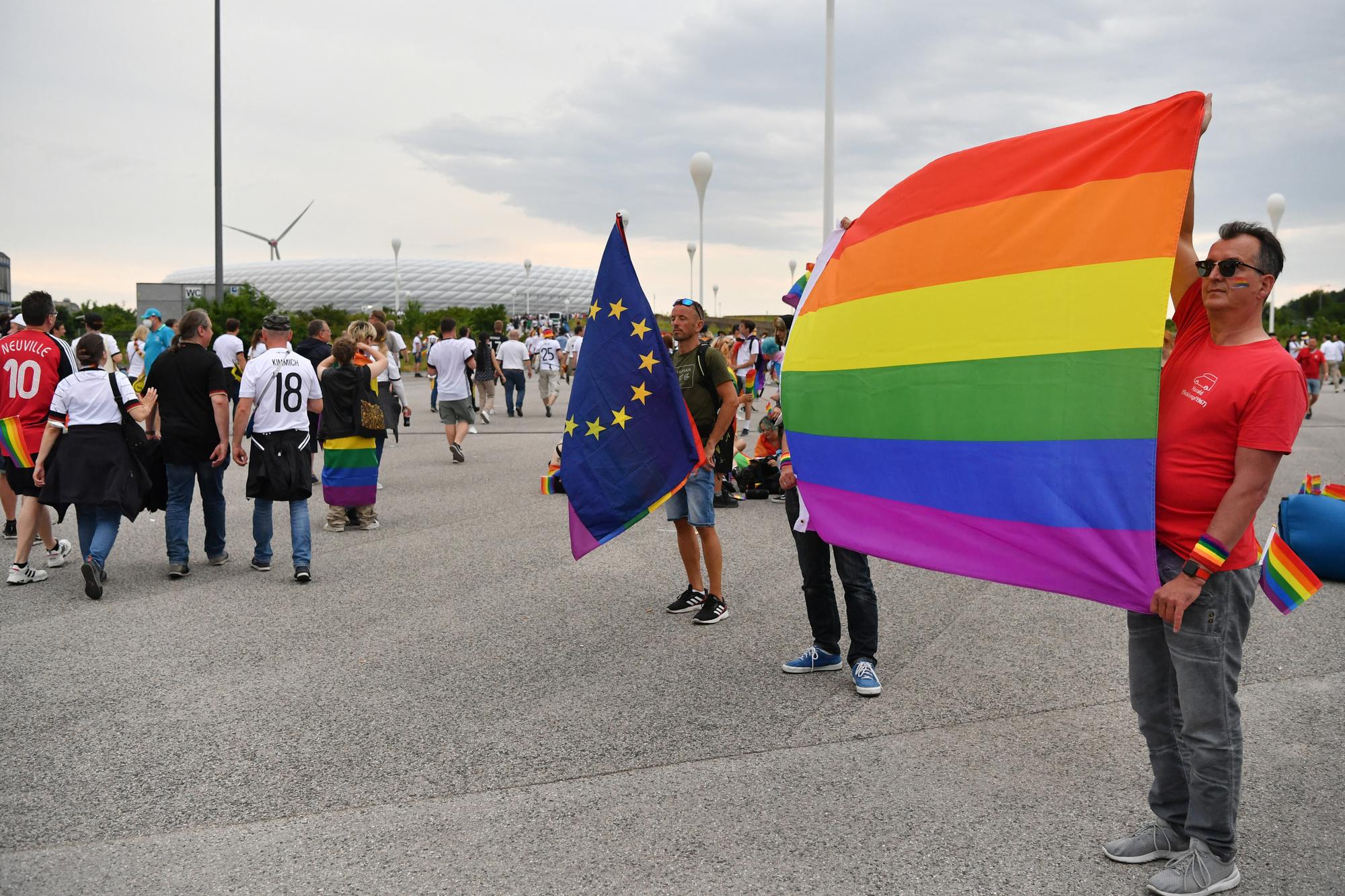 Des supporters de la cause LGBT devant le stade de Munich.