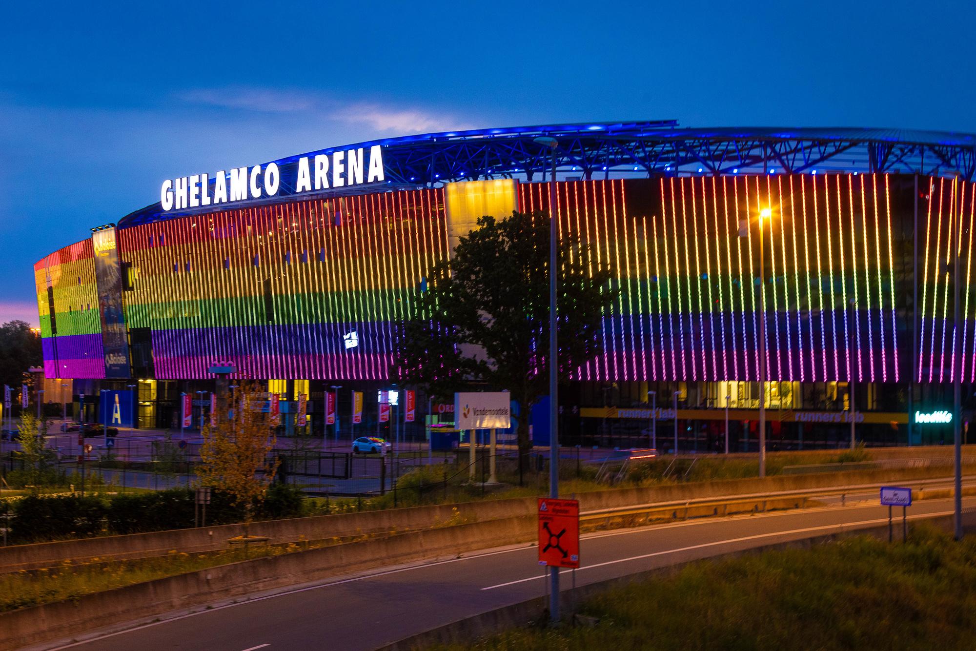 La Ghelamco Arena, chef lieu de la Jupiler Pro League, illuminée en solidarité pour la cause LGBT+ à Gand.