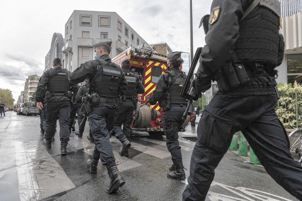 Le déploiement de forces a été impressionnant dans le quartier de la rue Nicolas-Appert à Paris sitôt après l'attaque au hachoir.