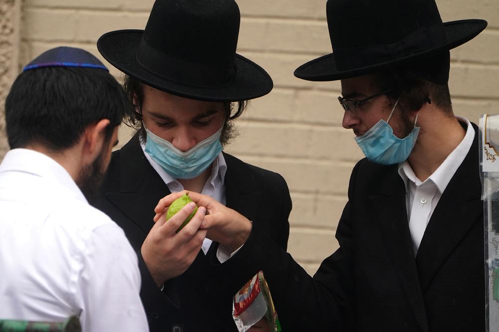 Membres de la communauté juive de Borough Park, dans le quartier de Brooklyn à New York, le 29 septembre 2020