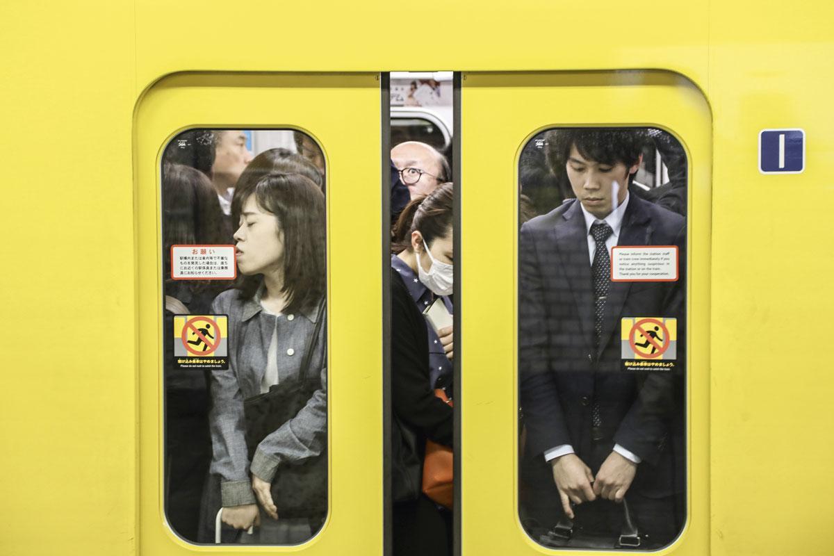 Tokyo, gare centrale, quartier Marunouchi, heure de pointe. Un demi-million d'usagers par jour mais on garde son calme. Même la tête écrasée contre une vitre.