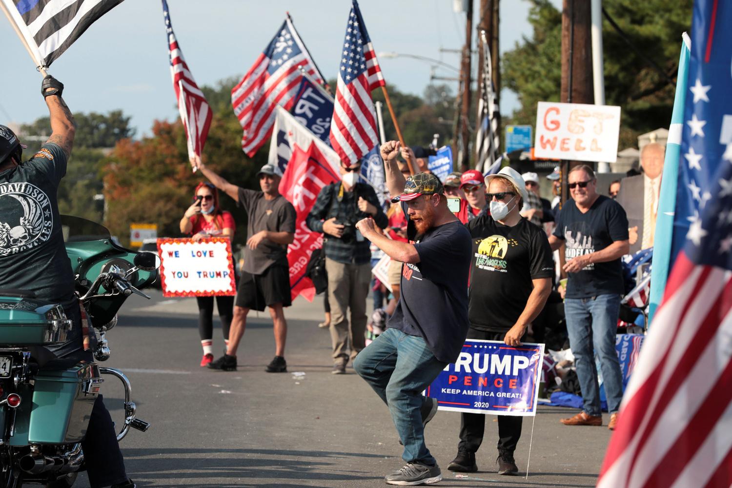 Les partisans de Trump devant l'hôpital où il séjourne.