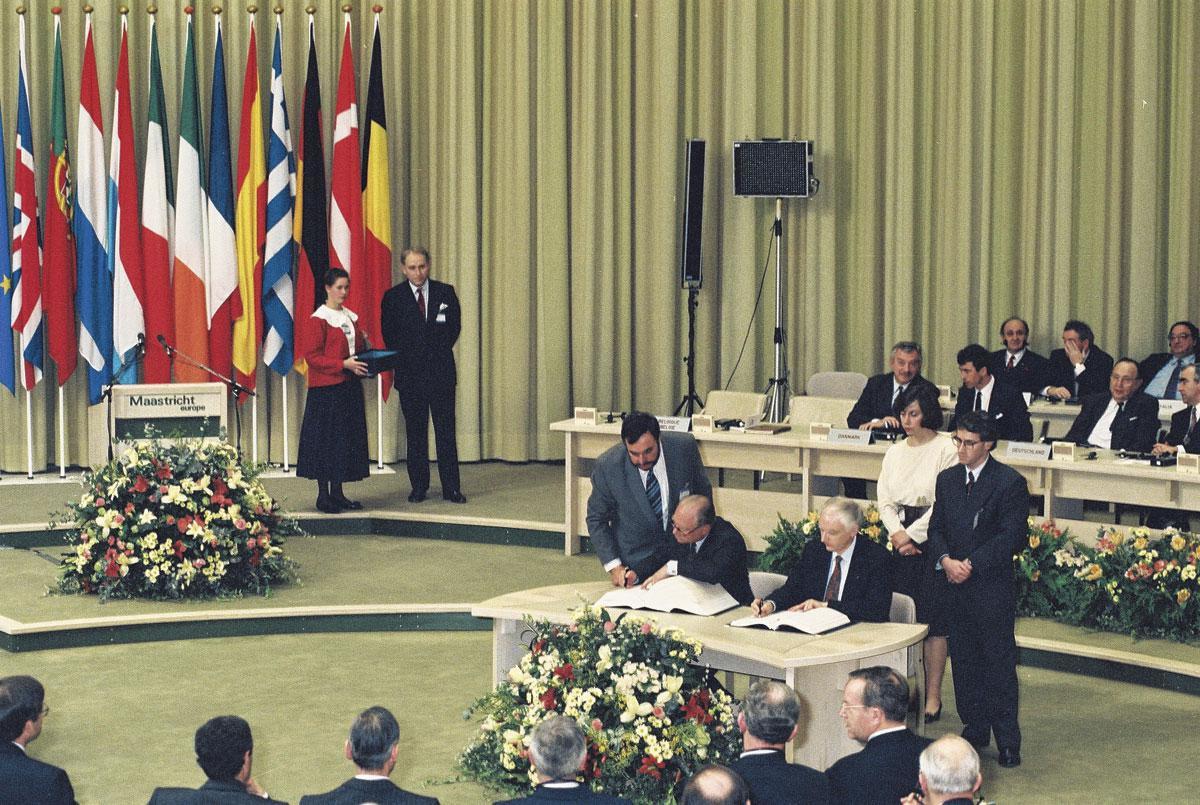 Les Belges Mark Eyskens (Premier ministre) et Philippe Maystadt (ministre des Finances) lors de la signature du traité de Maastricht, le 7 février 1992.