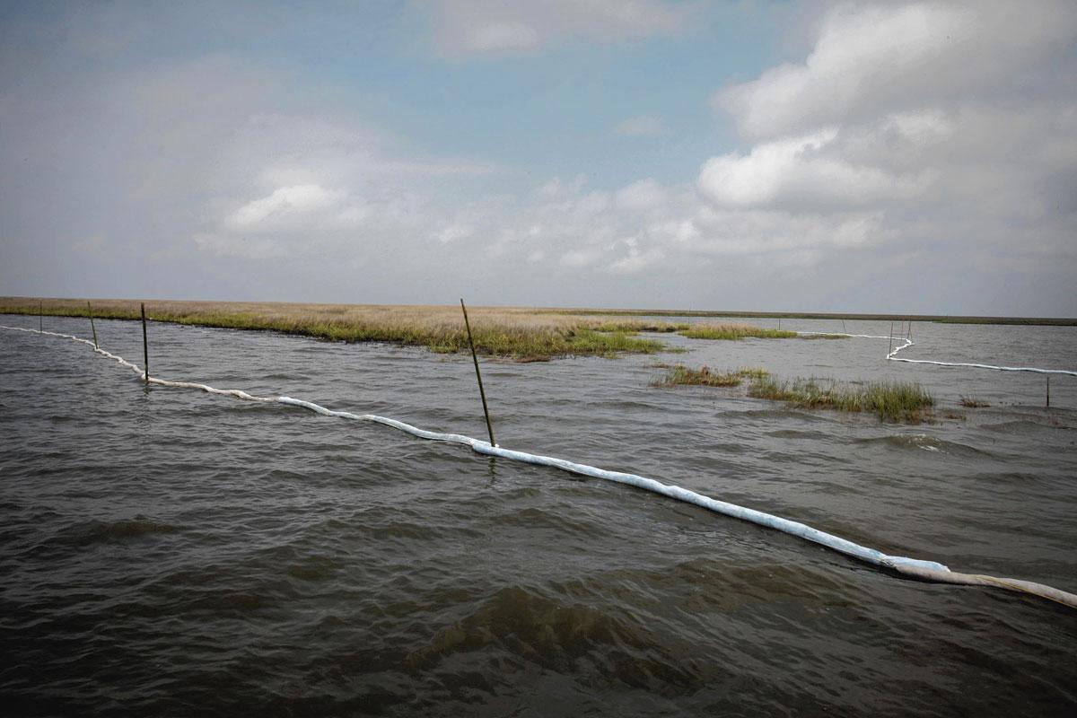 En 2010, du pétrole s'est échappé de puits de forage dans le golfe du Mexique, faisant craindre une pollution des marais de Louisiane. Des boudins de cheveux avaient alors été mis en place.