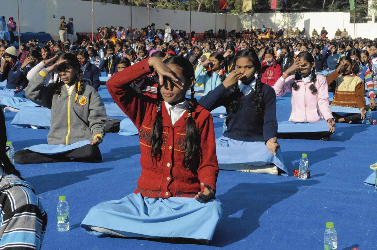 Etudiantes participant à une séance collective de yoga à Bhopal, en Inde.