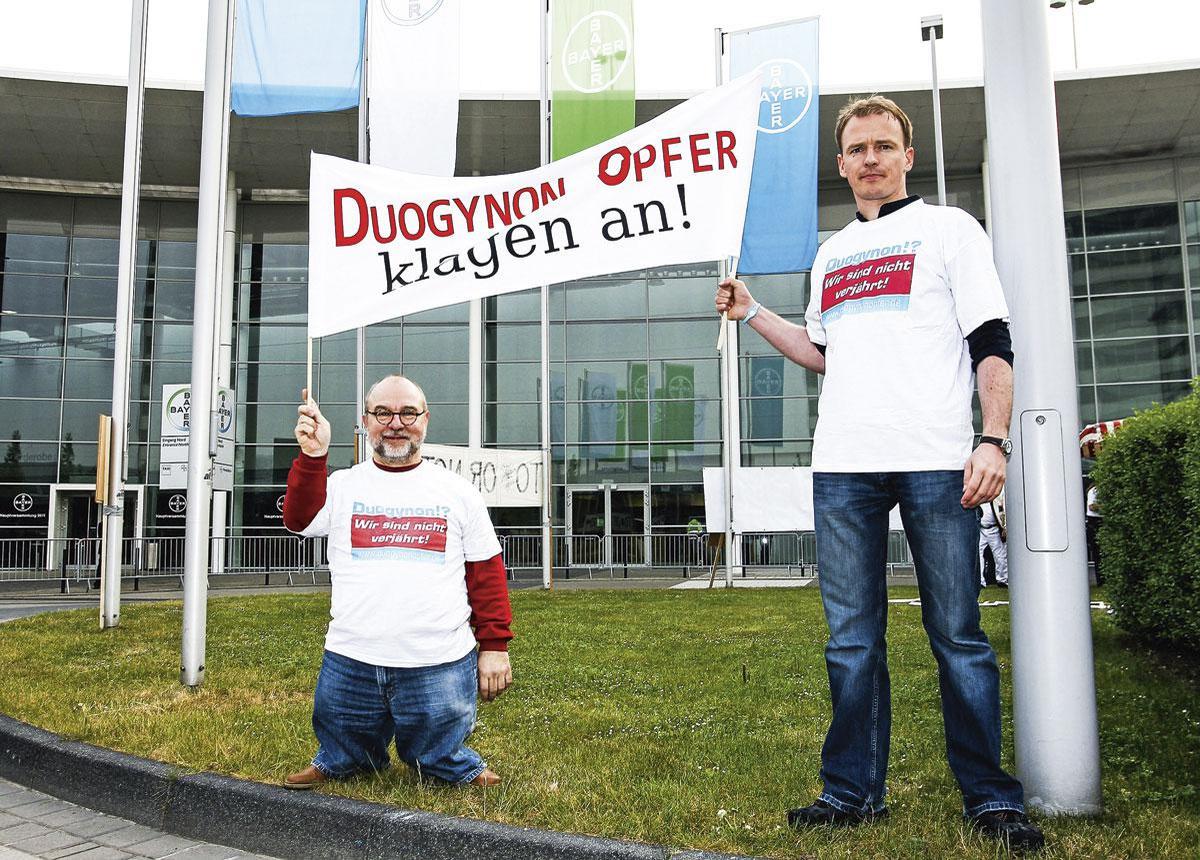 En 2011, deux manifestants de l'association allemande de défense des victimes du Duogynon devant le siège de l'entreprise pharmaceutique Bayer.