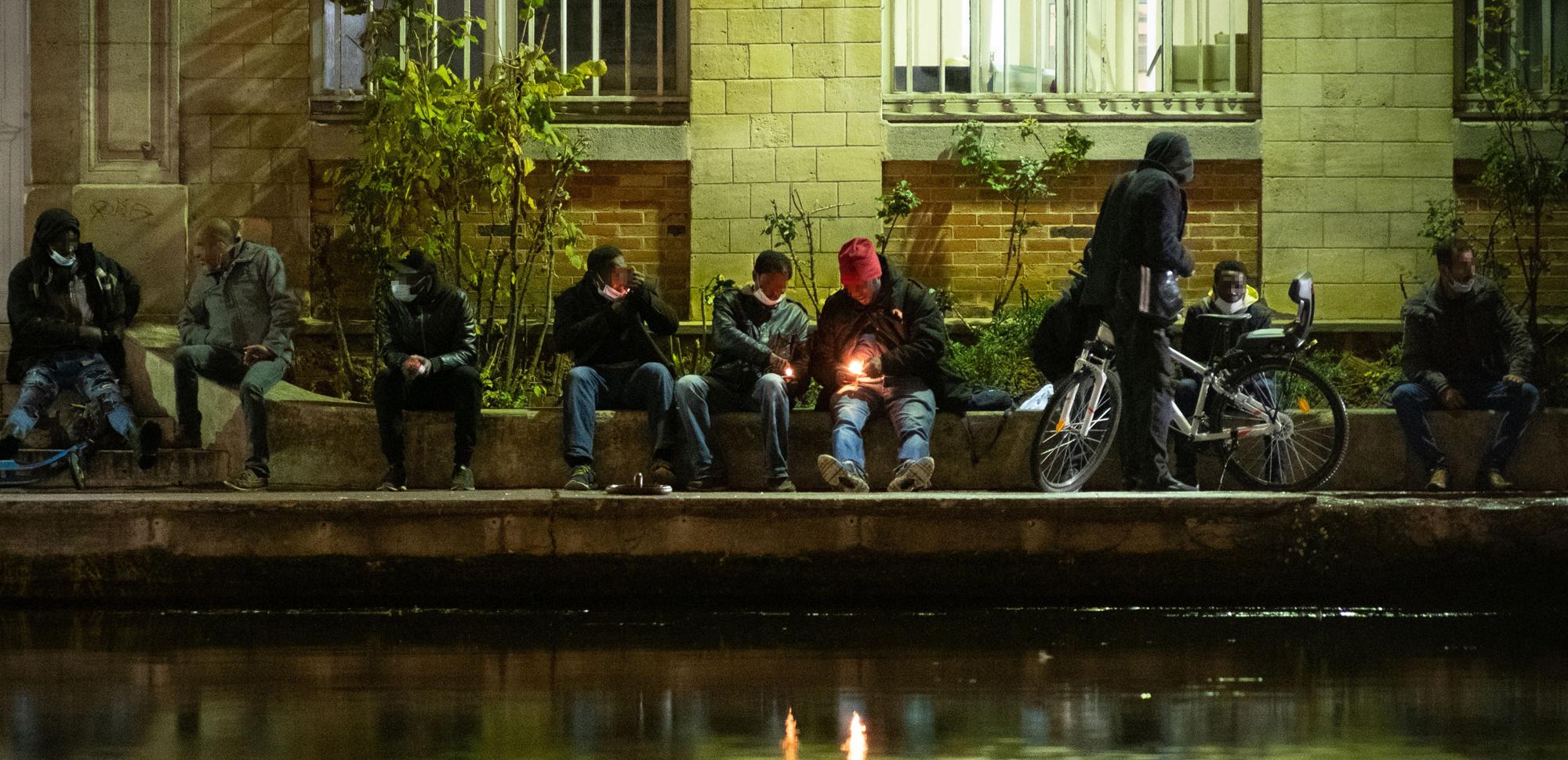 Crackers sur le bord du bassin de Stalingrad, Paris, décembre 2020