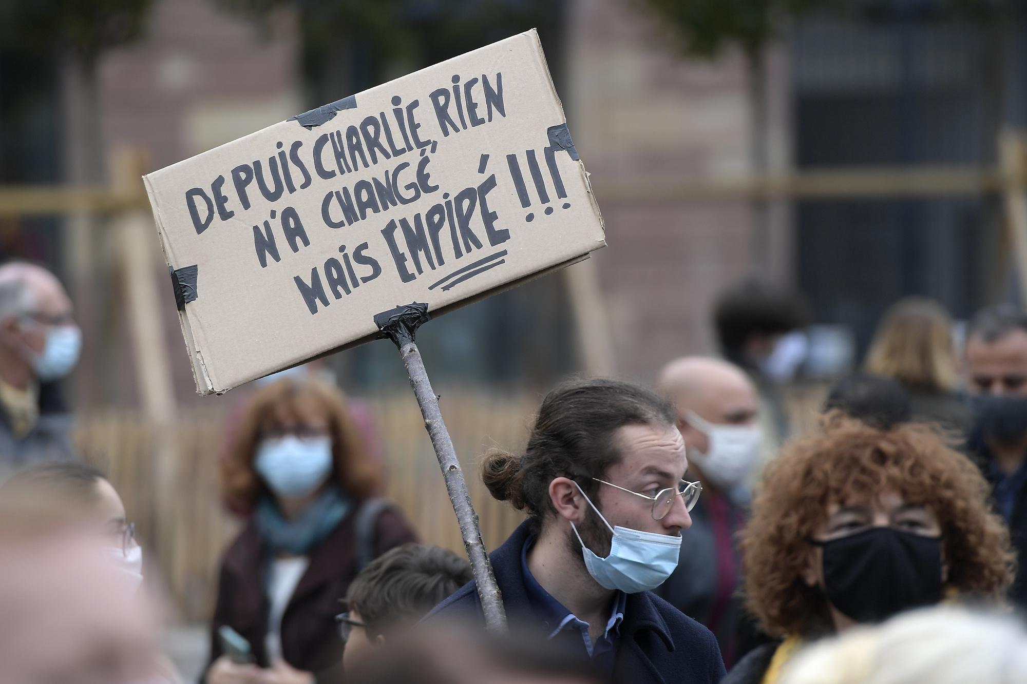 Décapitation d'un professeur: la France attaquée au coeur de ses libertés (revue de presse)