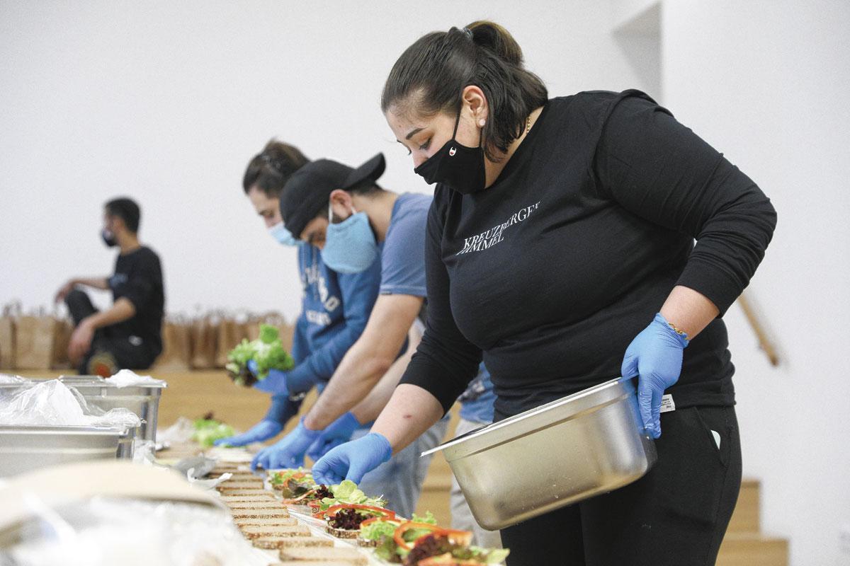 Au restaurant associatif Kreuzberger Himmel à Berlin, les réfugiés sont préparés aux métiers de la restauration.
