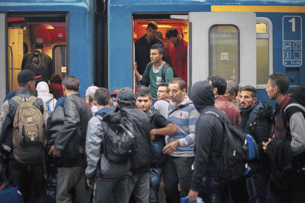 Désoeuvrés en gare de Budapest à l'automne 2015, nombre de réfugiés seront accueillis en Allemagne.