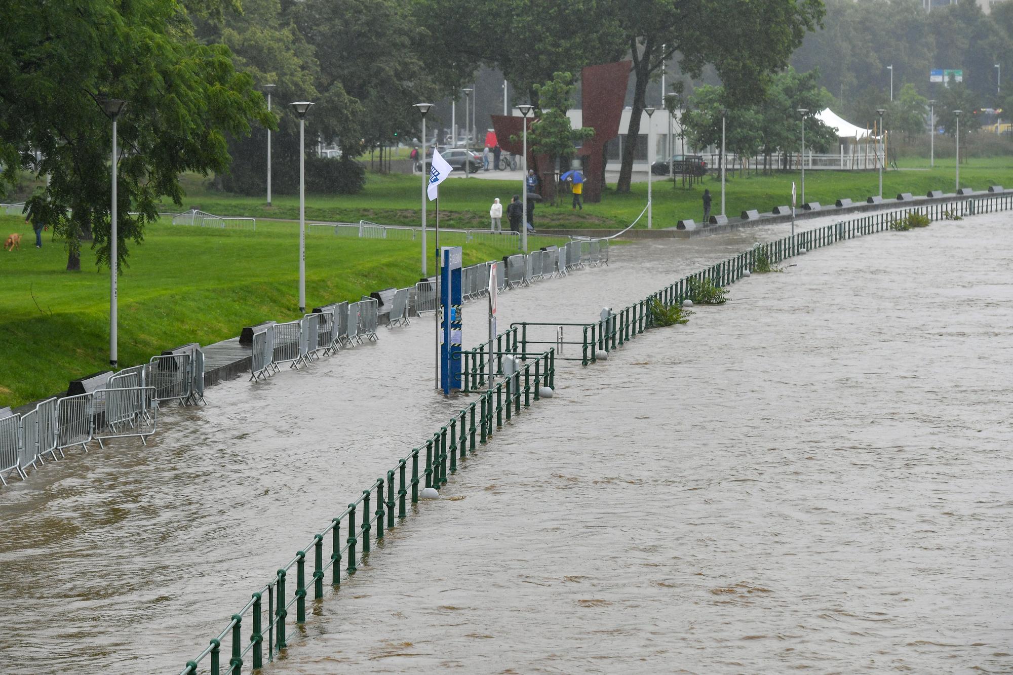 Les berges de Meuse complètement inondées devant le Parc de la Boverie à proximité de la passerelle La Belle Liégeoise