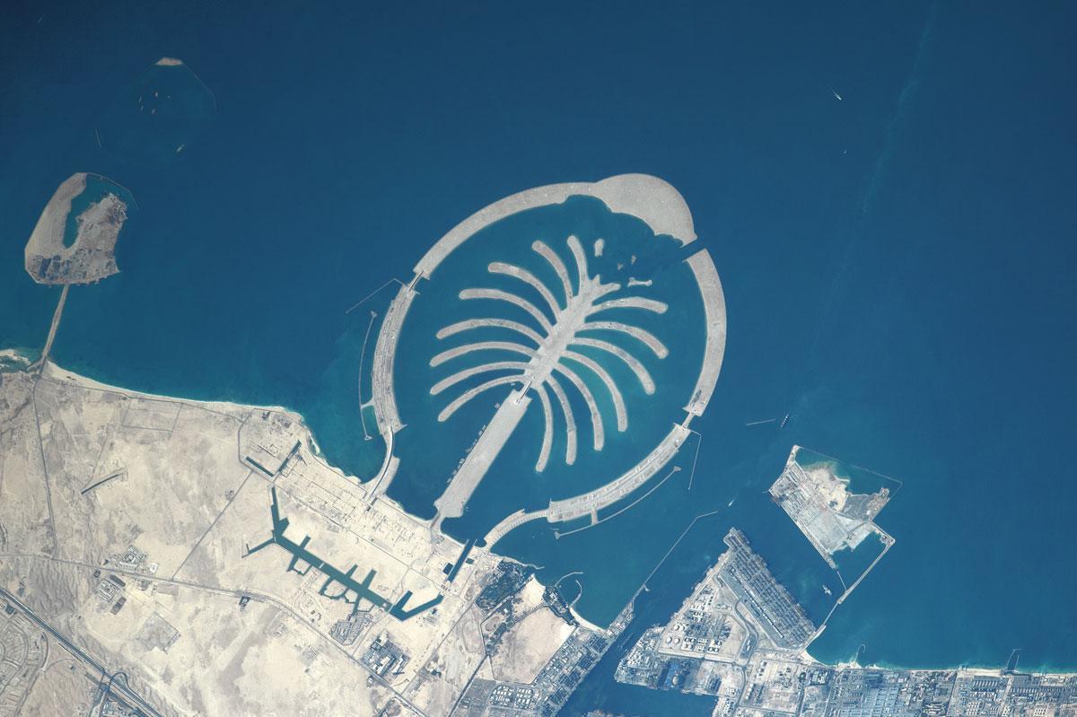 Cette île artificielle de Dubaï est encore en construction, donc vide. Un cliché qui pose la question de l'intérêt de ce genre de ce genre de projets titanesques.