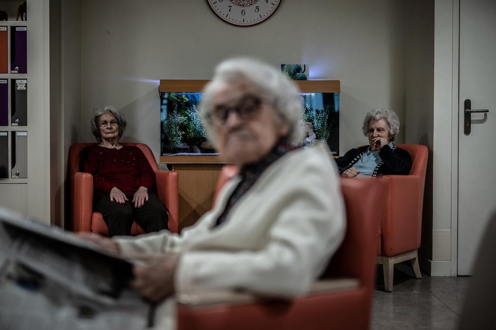 Débordée par le virus, l'Europe multiplie les mesures choc