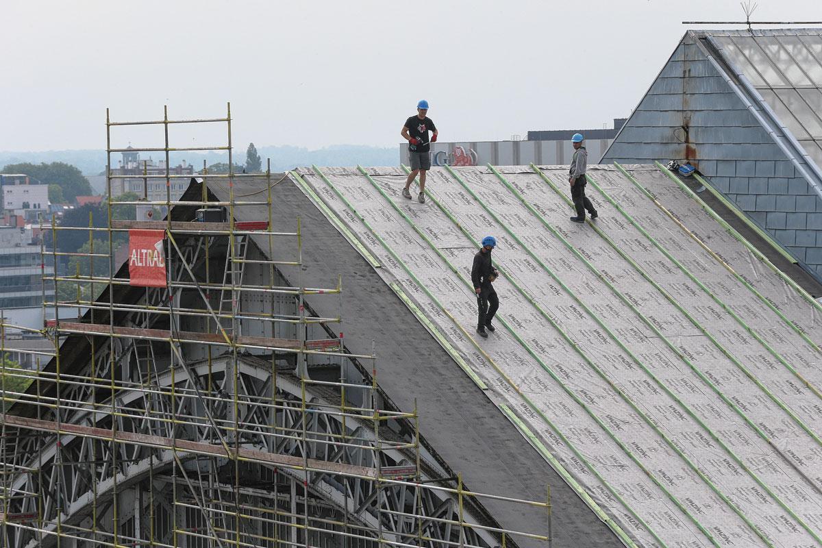 La Régie des bâtiments achève la rénovation des toitures des musées du Cinquantenaire.