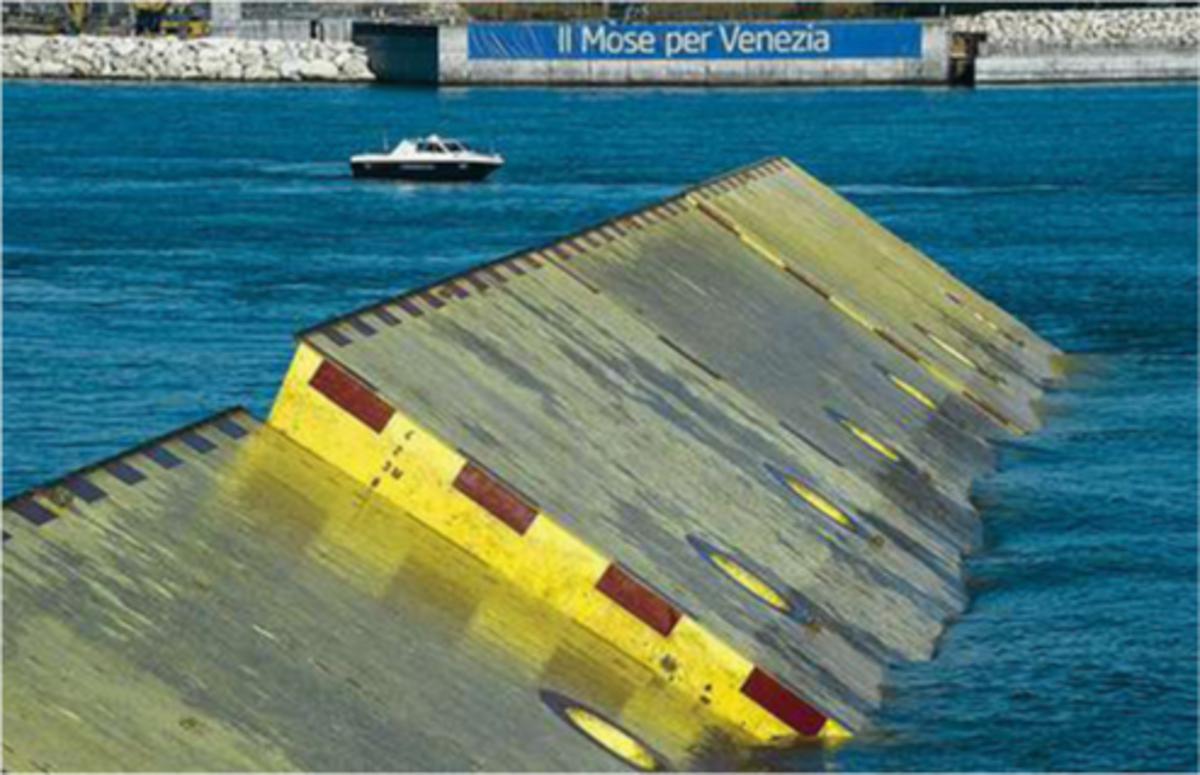 Venise, Italie. Trois des portes de la barrière anti-inondation du projet Mose (MOdulo Sperimentale Elettromeccanico) sont levées pour la première fois lors d'une conférence de presse (2013). (Getty Images)