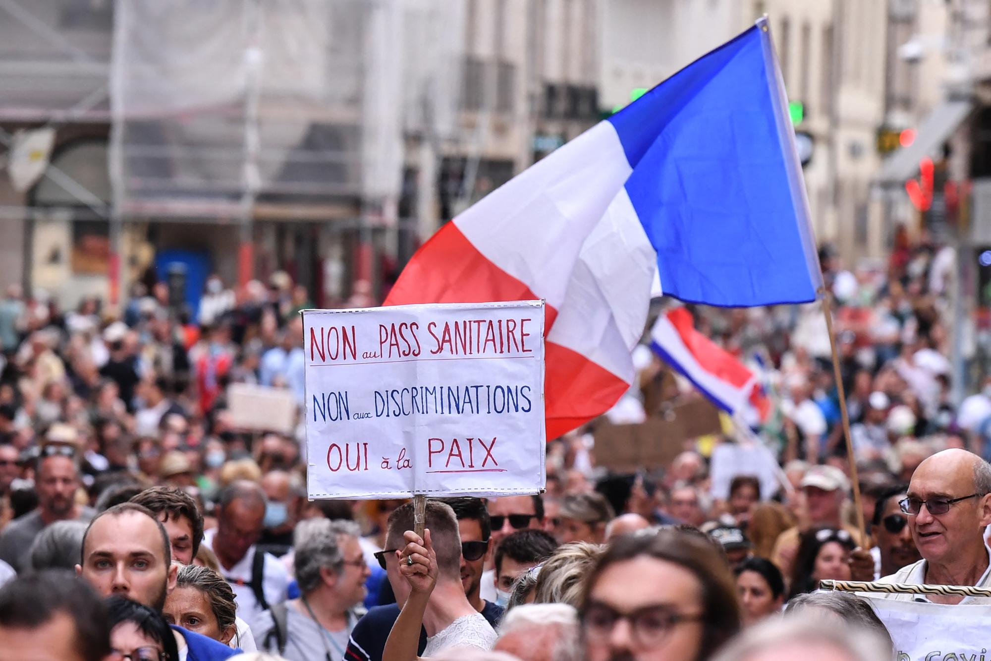 Plus de 200.000 manifestants en France contre le pass sanitaire