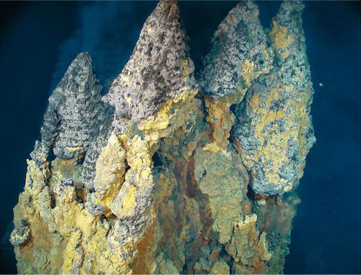 Micronésie. Cheminées actives précipitant des fluides de sulfures de fer, de cuivre et de zinc. Région des iles Mariannes, océan Pacifique occidental. (Getty Images)
