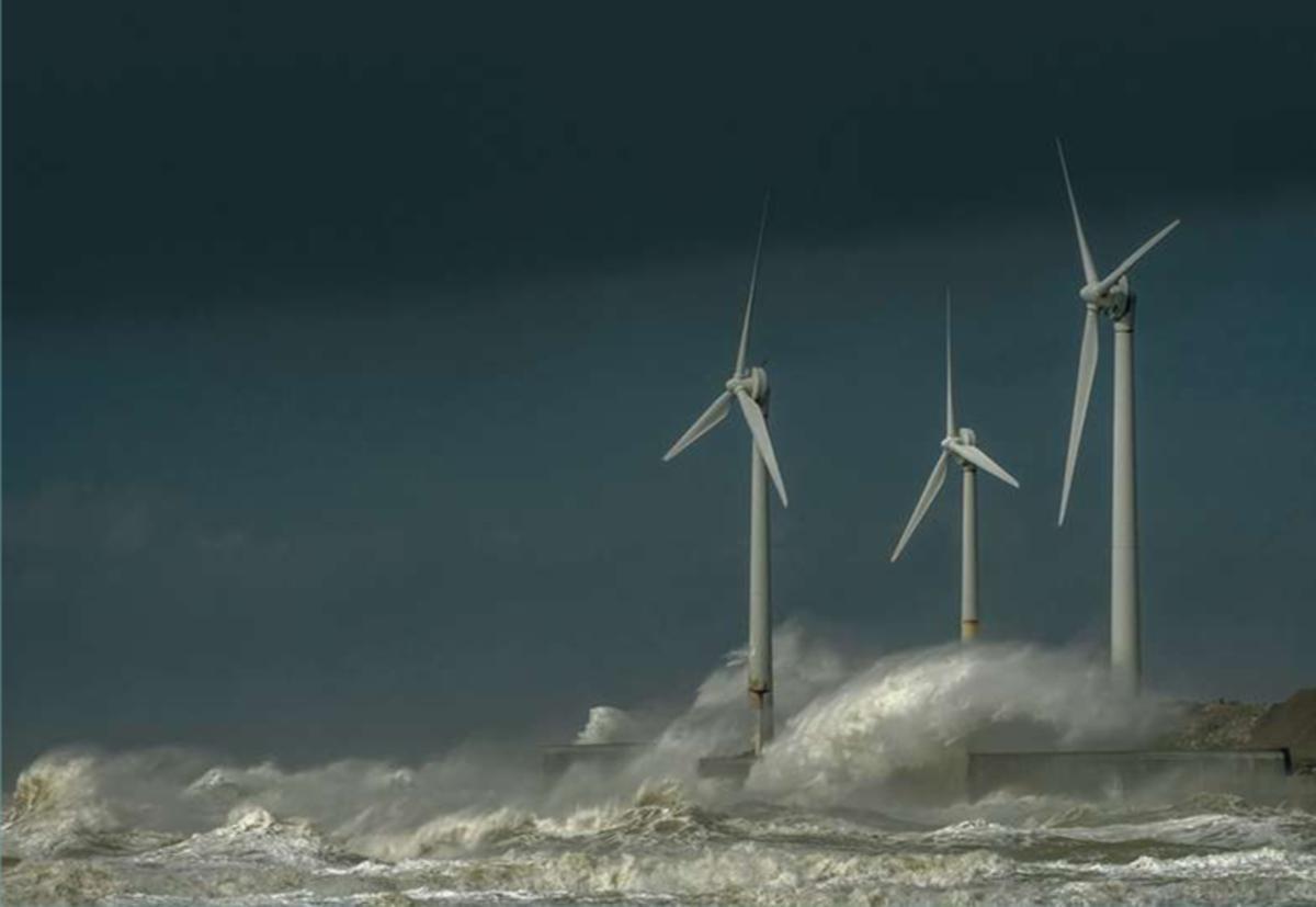 France. Trois éoliennes au milieu de violentes vagues de tempête et de nuages sur la côte, Boulogne-sur-Mer, Nord-Pas-de-Calais. (Getty Images)