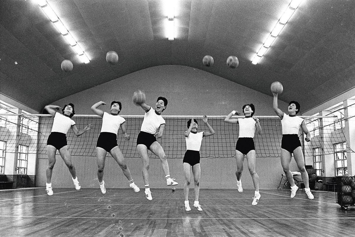 L'équipe nationale féminine de volley, qui remporta la médaille d'or aux JO.
