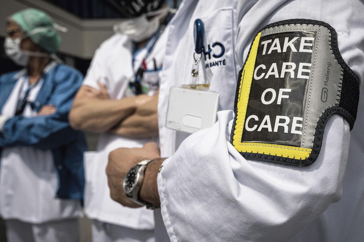 Ne faire venir le patient en hôpital que pour les soins aigus, en prévoir la sortie: aussi une manière de libérer des lits... et du personnel.