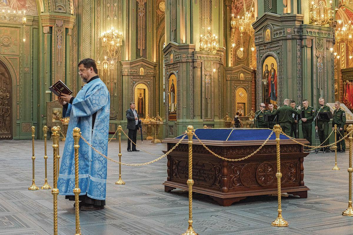 Un pope célèbre l'office qui se tient dans la cathédrale en fin d'après-midi, tandis qu'une chorale militaire entame des chants liturgiques orthodoxes.