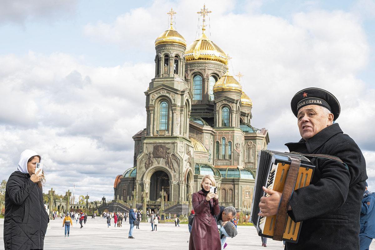 Un dimanche après-midi, un homme, couvre-chef de la marine russe sur le crâne, joue de l'accordéon sur le parvis de l'édifice religieux apprécié des vétérans.