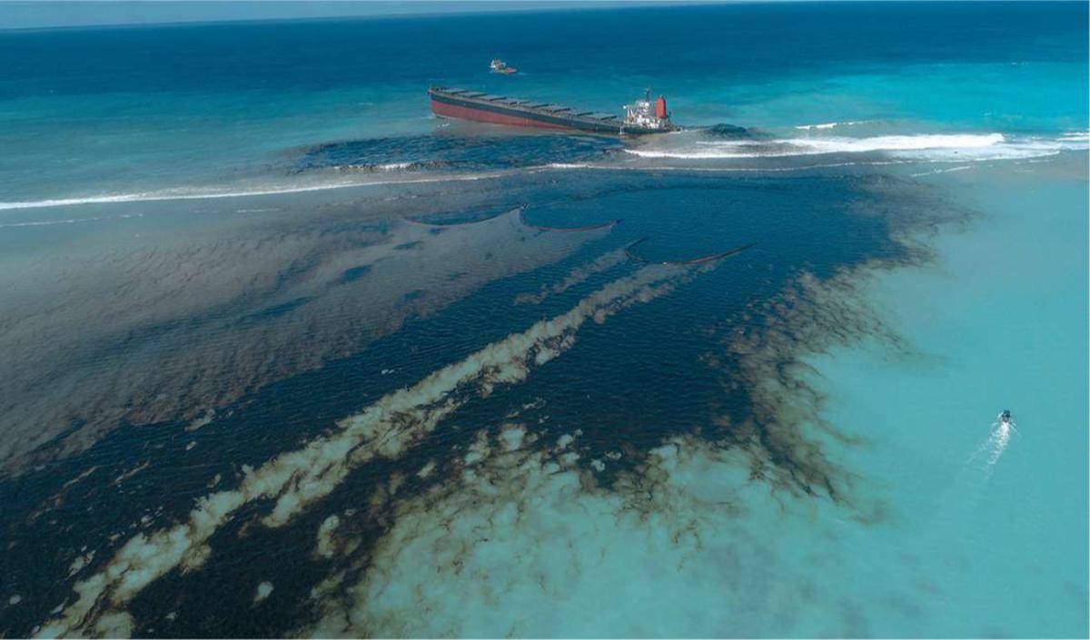 Ile Maurice. Le vraquier japonais MV Wakashio vomit son pétrole dans les eaux turquoise de l'océan Indien en juillet 2020. (Greenpeace)