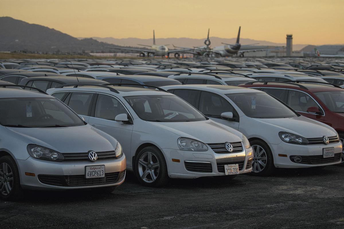 Aux Etats-Unis (ici, un parking VW à l'aéroport de San Bernardino, en Californie), les autorités ont émis leurs premiers doutes dès 2014.