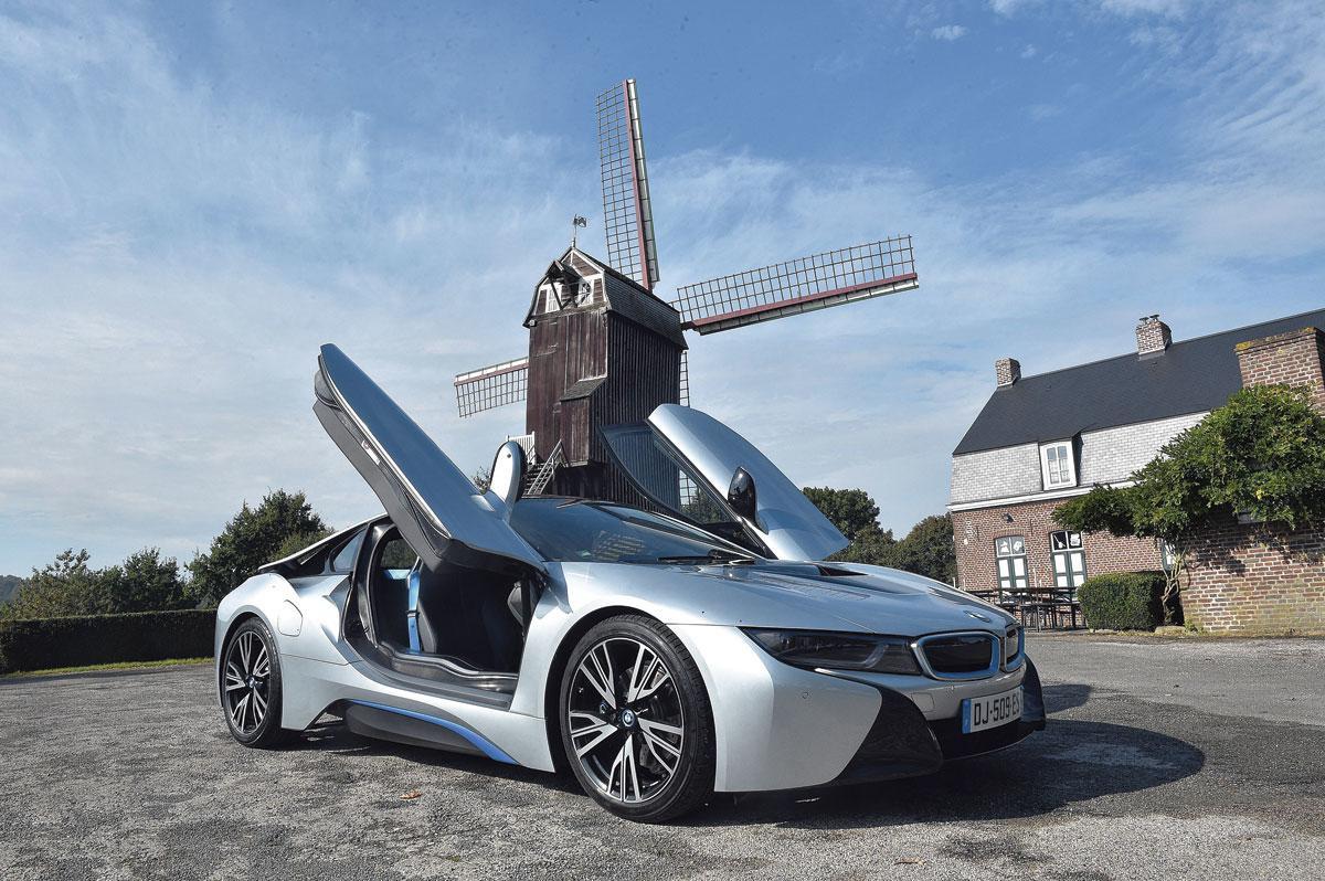 Hybride, la BMWi8 se veut la première voiture de sport à synchroniser parfaitement moteurs thermique et électrique.