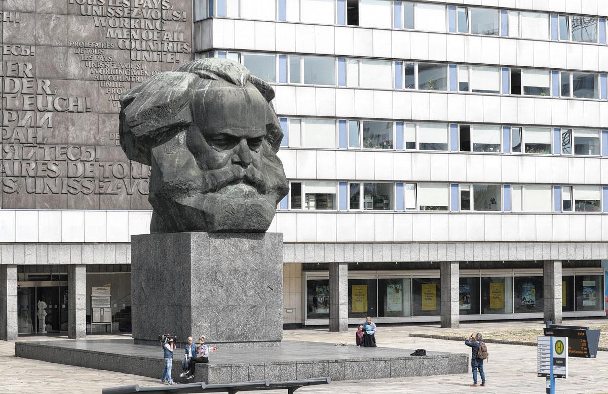 Le buste de Karl Marx, Bruckenstrasse, à Chemnitz, rappelle que le Parti communiste d'Allemagne de l'Est avait nommé cette ville industrielle de Saxe Karl-Marx-Stadt.