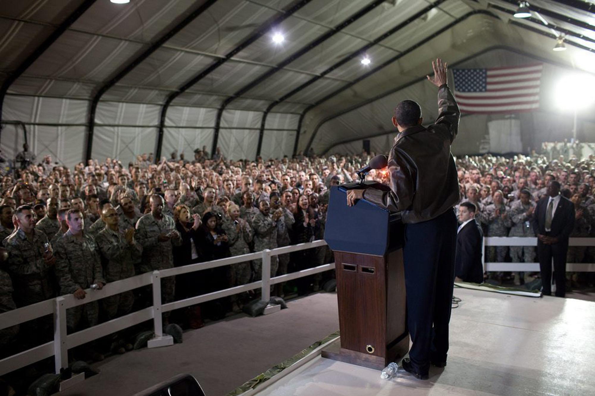 28 mars 2010 : le président Barack Obama s'adresse aux soldats américains sur la base aérienne de Bagram, à Kaboul.