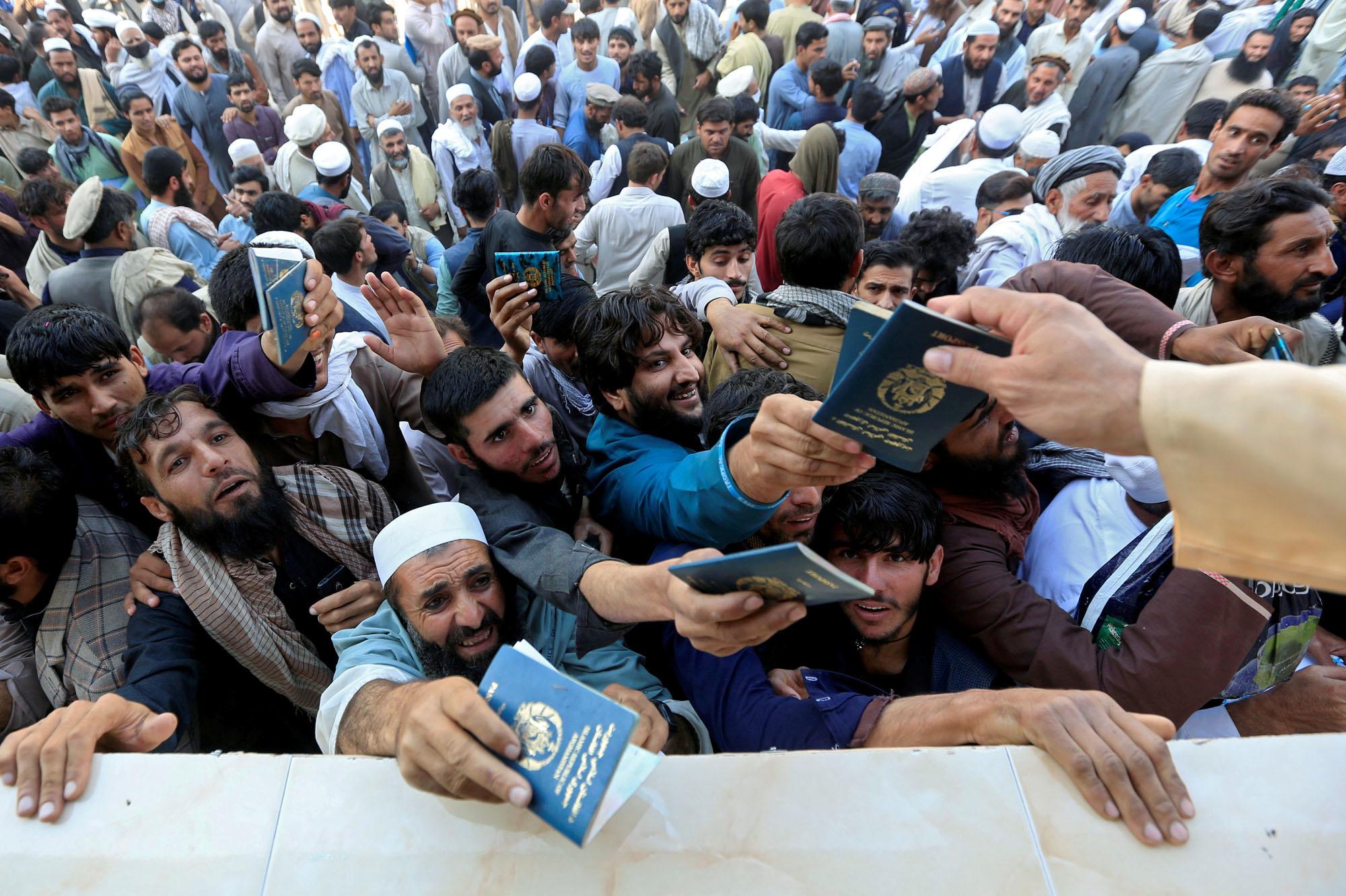 21 octobre 2020 : des Afghans attendent de collecter les jetons nécessaires pour demander le visa pour le Pakistan, à Jalalabad.