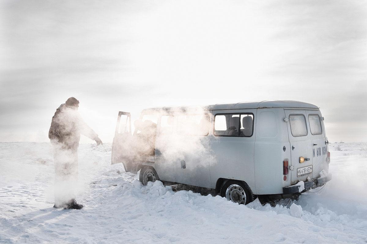 En hiver, les températures avoisinent les -20°C. Sur la piste qui relie le village de pêcheurs à Aral, il est recommandé de partir à plusieurs voitures. En l'absence de réseau de téléphone, une panne serait fatale.