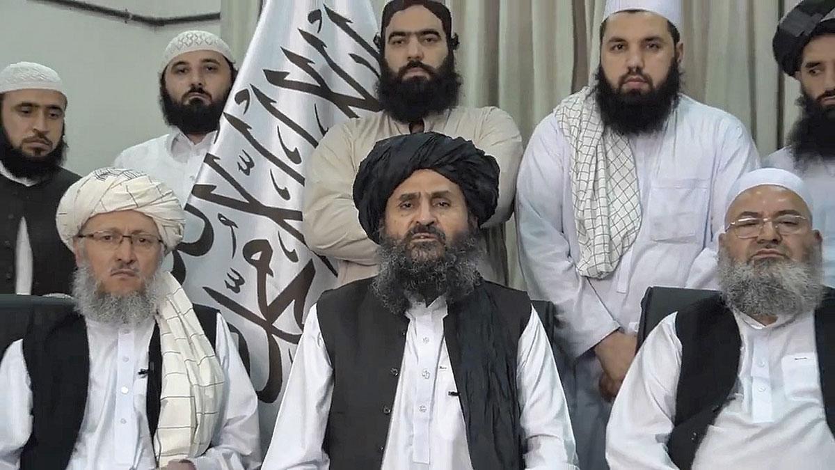 Abdul Ghani Baradar (au centre), le négociateur du mouvement, est un compagnon de route du mollah Omar, le fondateur des talibans, décédé en 2013.