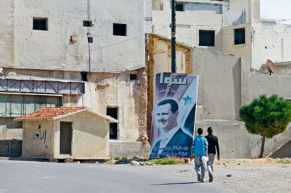 Un portrait de Bachar al-Assad dans les ruines de Homs.