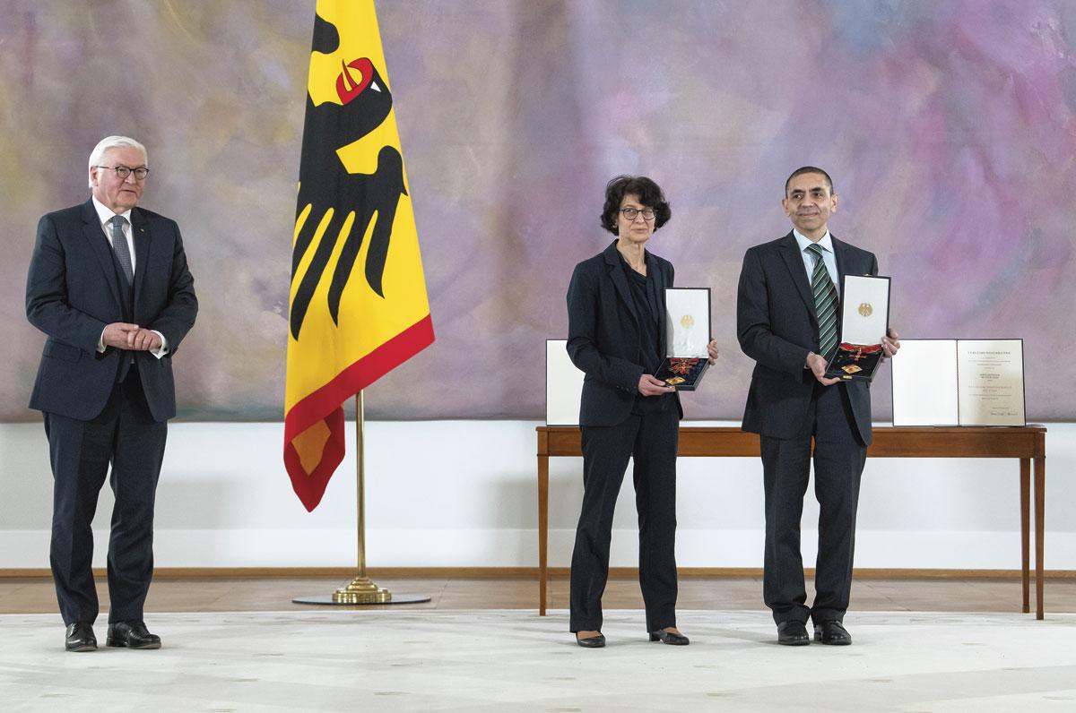 D'immigrés à héros: en mars 2021, en présence du président Franz-Walter Steinmeier, Özlem Türaci et Ugur Sahin, fondateurs de BioNtech, sont décorés de la Grande Croix du Mérite avec étoile, une des plus prestigieuses distinctions allemandes.