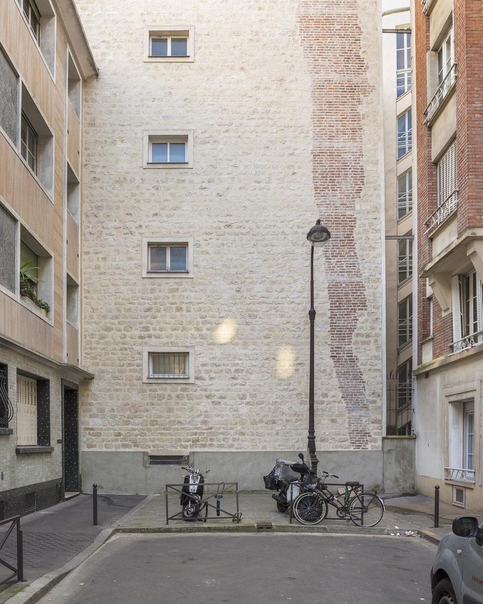 Un interstice sur la droite de l'image prouve que la rue Agar, dans le XVIe arrondissement, échappe à la typologie classique des impasses (la forme en U et la clôture assurée par un grand mur).