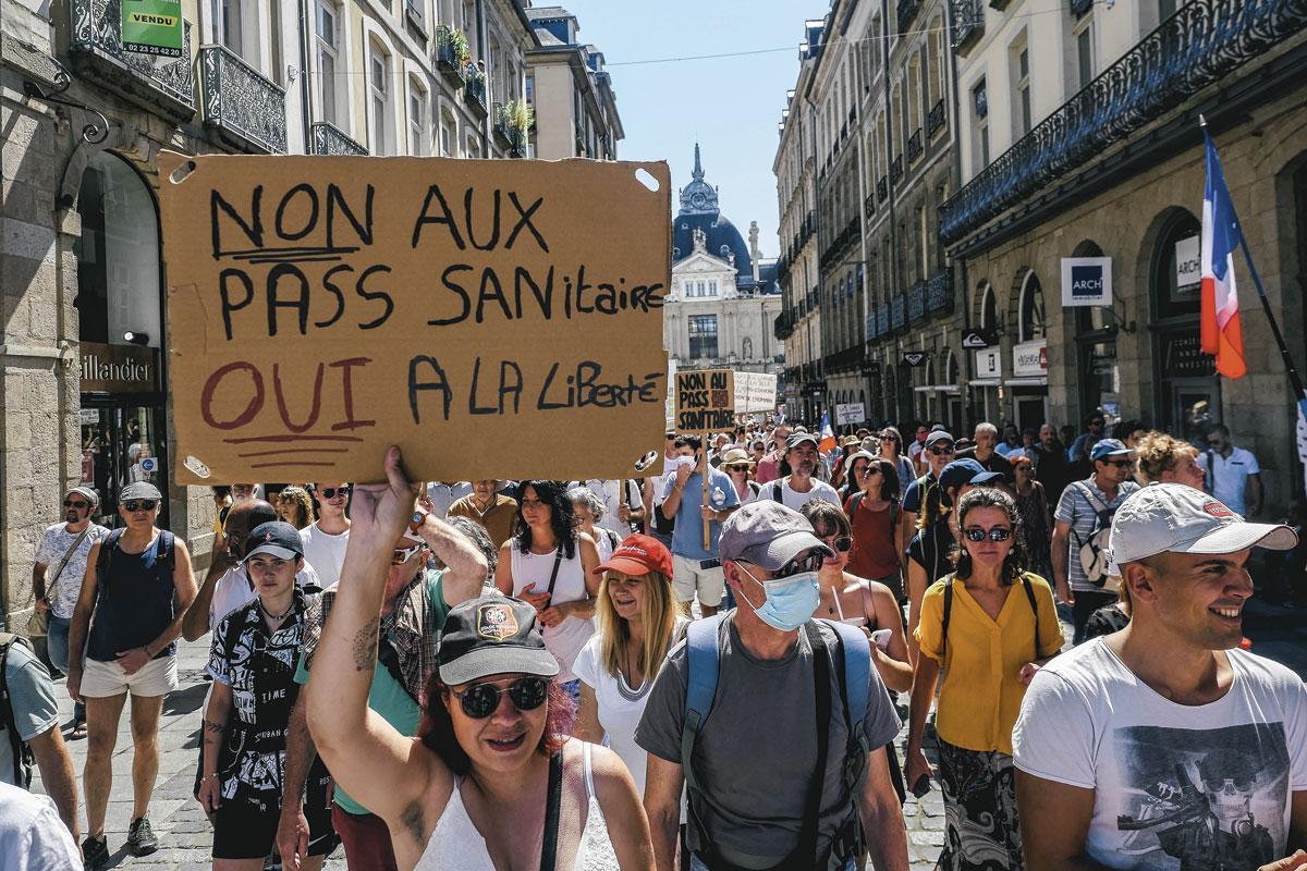 En France (ici à Rennes), les manifestations se multiplient, au cri de 