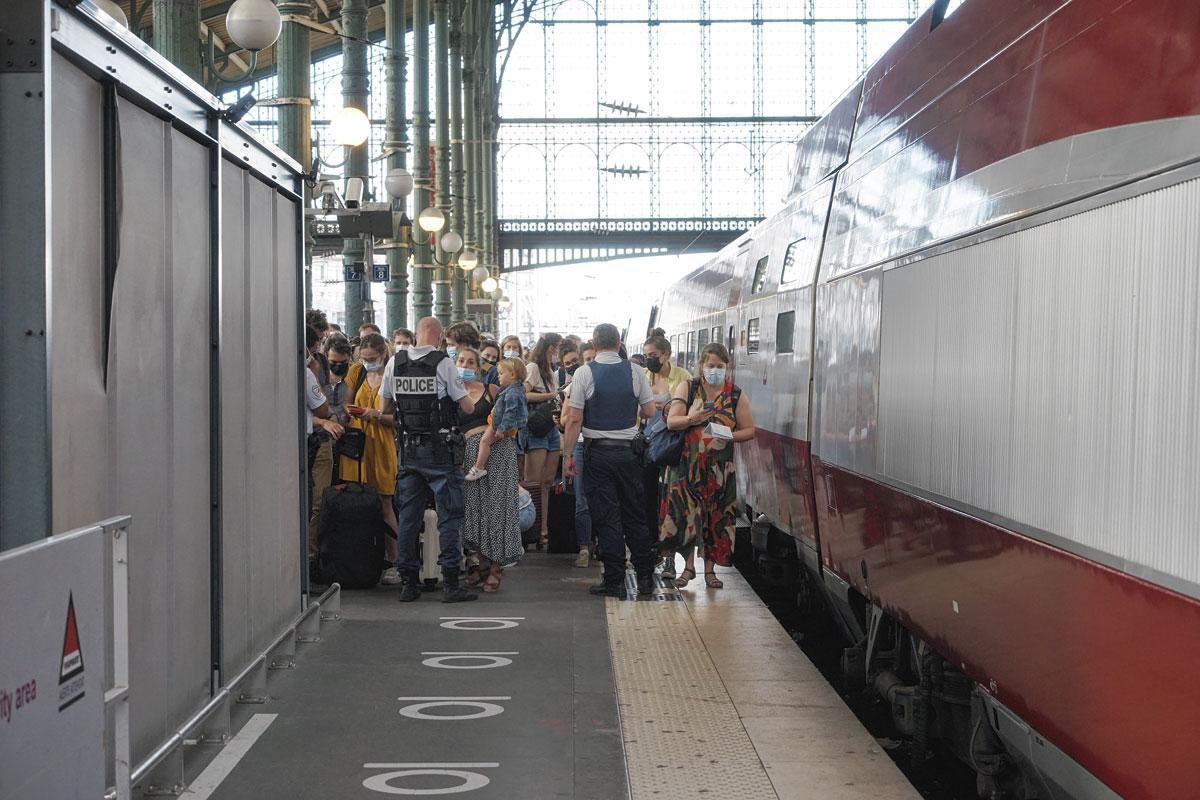 Contrôle de police, à Paris, à l'arrivée du train en provenance de Bruxelles. Les voyageurs doivent présenter un test PCR ou prouver qu'ils sont restés moins de 48 heures en Belgique.