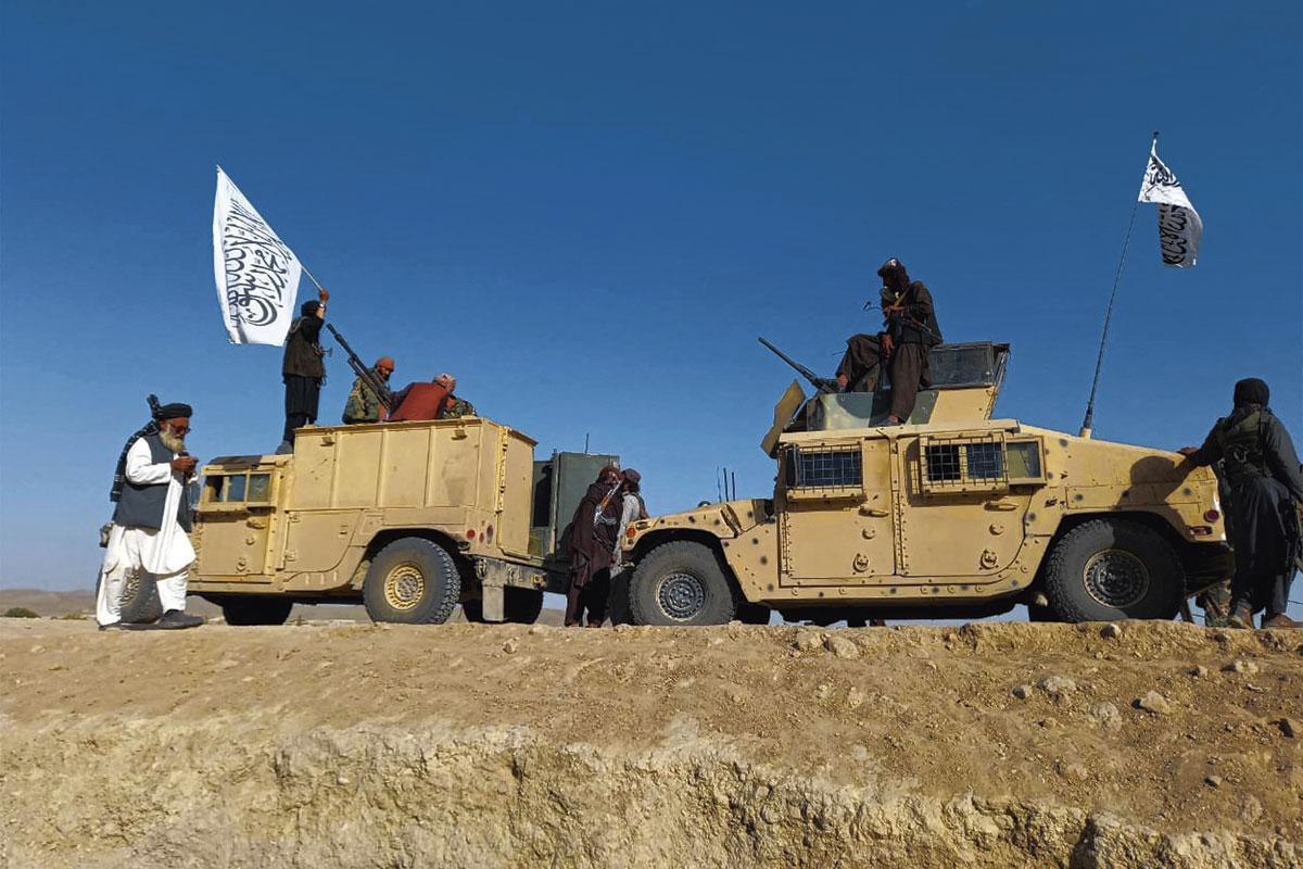 A Kandahar, des talibans paradent dans des véhicules américains capturés. 