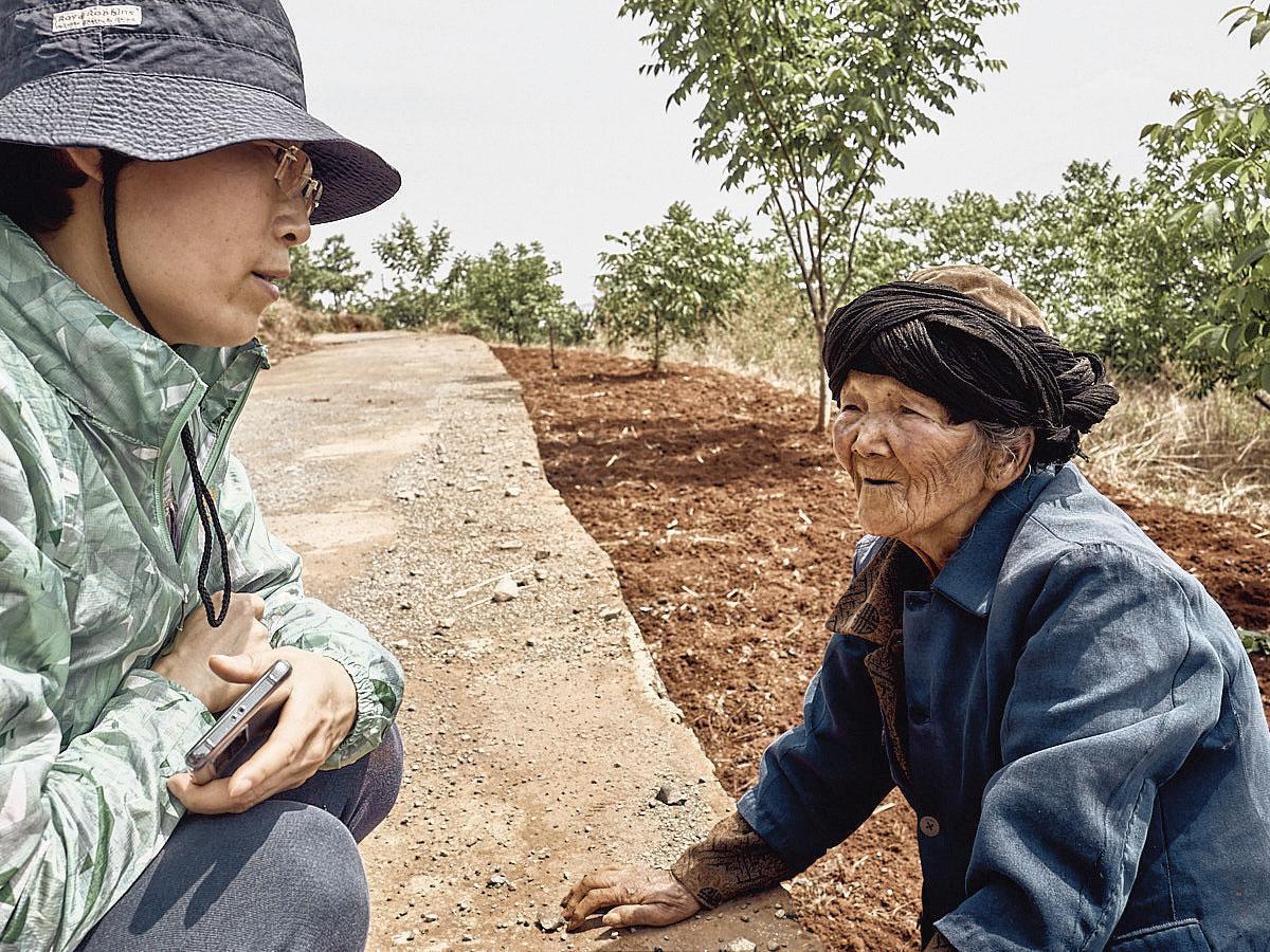 Dunhua, auparavant chercheuse en biologie à l'université de Kunming, se consacre désormais à l'agriculture bio. Elle recueille les témoignages des anciens sur leurs techniques traditionnelles.