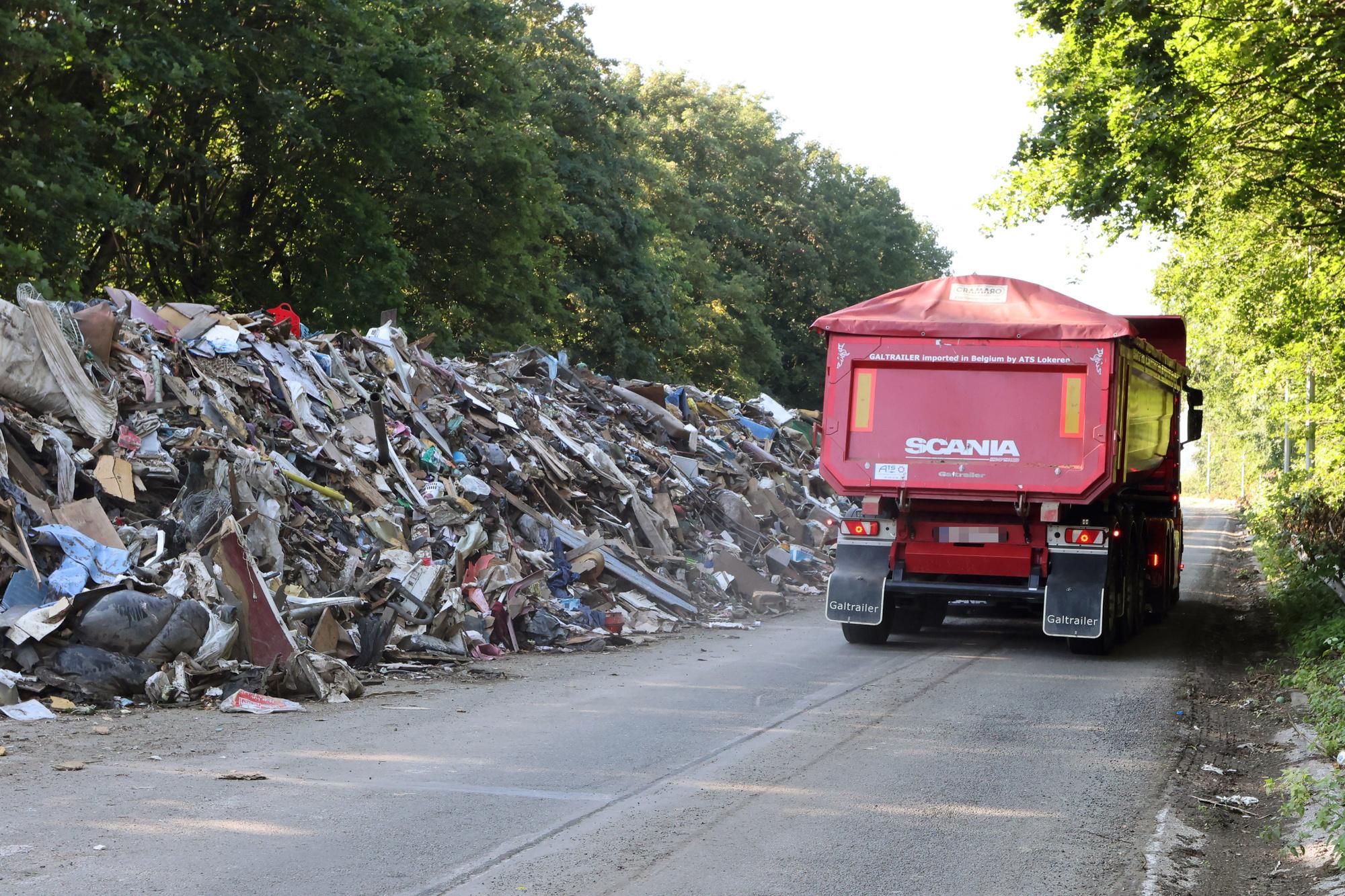 Sur l'A601, les déchets sont étalés sur 5 km.