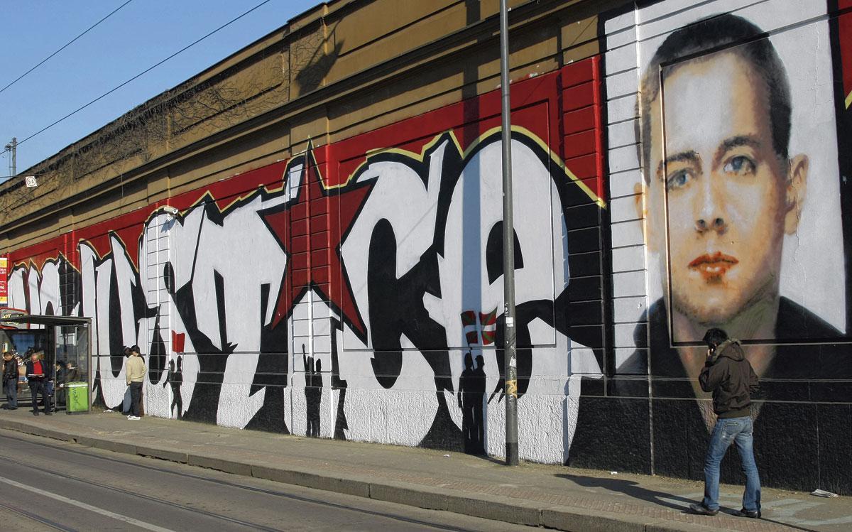 Le jeune militant Carlo Giuliani a été abattu par la police lors des manifestation de Gênes. En 2007, une fresque murale lui était dédiée, à Milan.